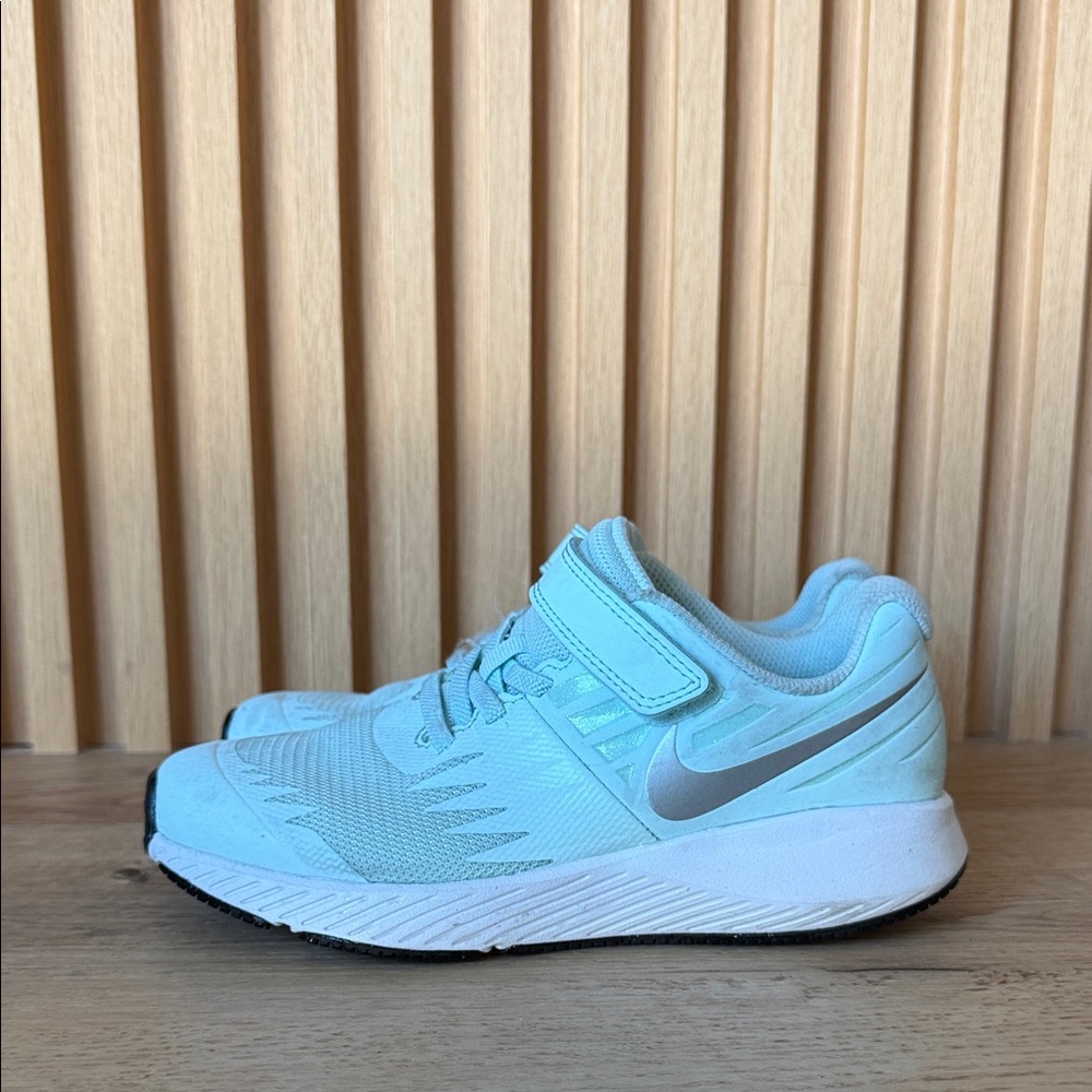 Nike Star Runner Girls Kids Glacier Blue Sneakers Silver Swoosh size 1Y Velcro